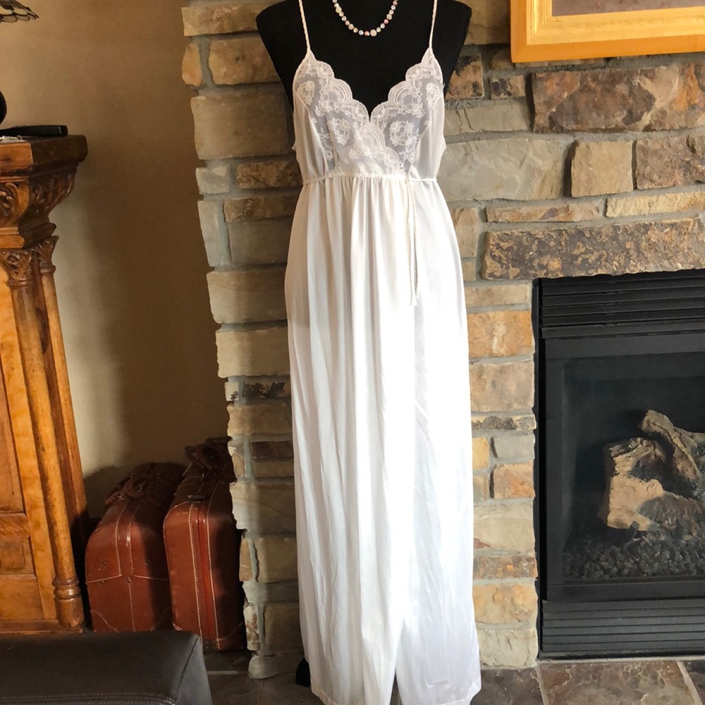 White lace nightgown with slit in skirt and tie waist 🌸